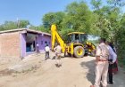 देवरान हत्याकांड के अपराधियों के अवैध निर्माण प्रशासन के निर्देश पर बुलडोजर से गिराए