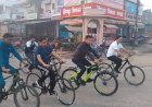 जिला कलक्टर ने साईकिल चलाकर जाने शहर की सफाई व्यवस्था के हालात