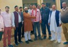 नगर परिषद के कनिष्ठ अभियंता की पदोन्नति पर माला एवं साफा पहनाकर किया स्वागत