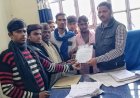 सरकारी हैंडपंप में लगाई गई मोटर हटाने की मांग को लेकर किया विरोध प्रदर्शन