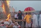 महंत नरेश पुरी महाराज ने मंत्रो के साथ किया होलिका दहन, सुख समृद्धि की कामना की