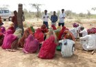 पिकअप से जाते हैं नरेगा मजदूर, यातायात का नहीं मिलता है मुआवजा