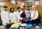भारतीय संविधान निर्माता बाबा साहब भीमराव अम्बेडकर तस्वीर भेंट कर कुलपति का किया सम्मान