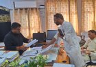 करौली न्यूज । भाजपा नेता प्रताप पाकड़ ने सपोटरा क्षेत्र की मूलभूत सुविधा और भ्रष्ट सरपंचों की जांच को लेकर जिला कलेक्टर नीलाभ सक्सेना को दिया ज्ञापन