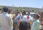 सपोटरा : सड़क से अतिक्रमण हटाने को लेकर ग्रामीणों और  ठेकेदार में बहस, भाजपा नेता प्रताप पाकड़ ने की ग्रामीणों से समझाइश
