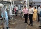 जिला कलक्टर अचानक पहुंचे डेयरी प्लांट