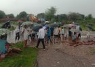 करौली : पोखर थी टूटने की कगार पर, ग्रामीणों ने ध्यान दिया और टूटने से बचाया