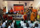 NDRF की टीम ने छात्र-छात्राओं, अध्यापक और सिविल डिफेंस के साथ आपदा में फसे हुए लोगों को बचाने के बेहतरीन तरीके बताये