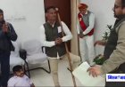 करौली । समाज कल्याण अधिकारी बबलू शर्मा का स्थानांतरण निरस्त कराने के लिए दिव्यांगजन ठंड के बीच बैठें धरने पर