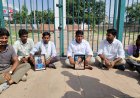 नरेश मीणा धरने पर बैठे, परिजनों ने कहा – अमीर को करोड़, गरीब को पांच बकरियां