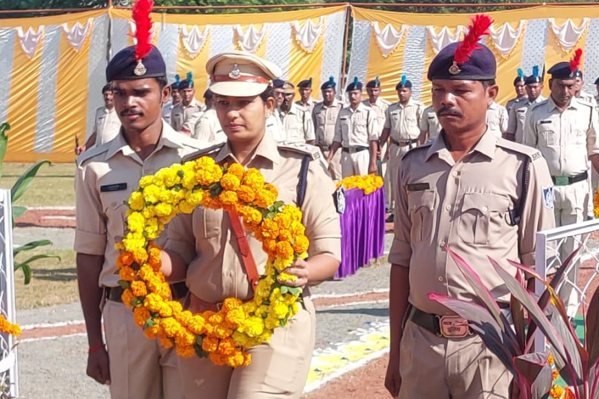 कर्त्तव्य की वेदी पर वीरगति को प्राप्त हुये पुलिस जवानों को श्रद्धा सुमन अर्पित किये गये