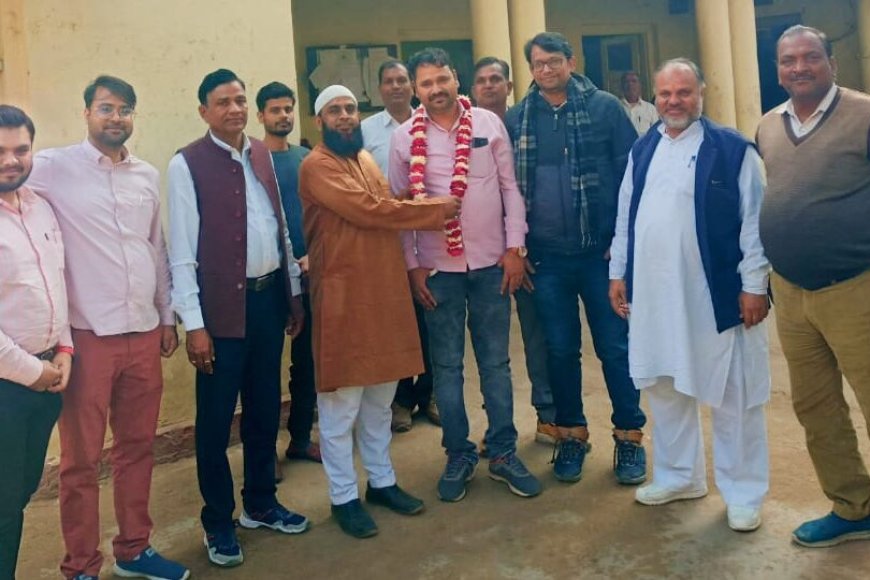 नगर परिषद के कनिष्ठ अभियंता की पदोन्नति पर माला एवं साफा पहनाकर किया स्वागत