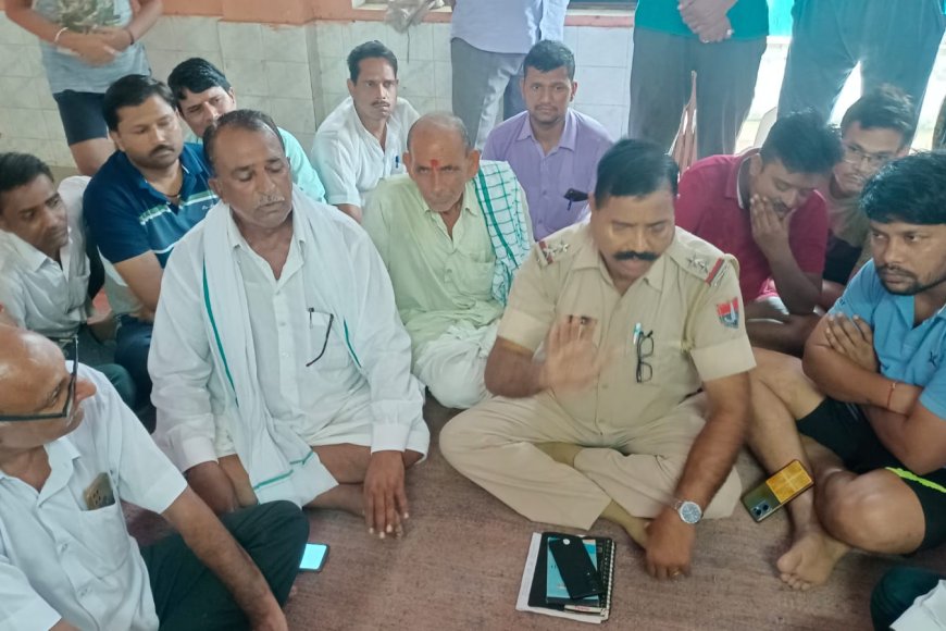 कपड़ा व्यापारी के घर हुई चोरी की वारदात का खुलासा करने की मांग को लेकर सूरौठ में सर्व समाज की बैठक आयोजित