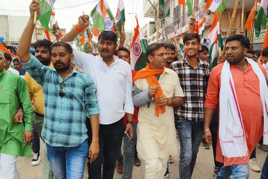 करौली में भाजपा नेता राजाराम गुर्जर के नेतृत्व में हर घर तिरंगा अभियान के तहत् निकाली गई रैली