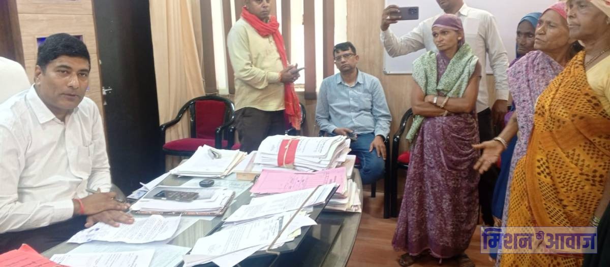 हिंडौन सिटी: रिहायशी इलाके से शराब का ठेका हटाने के लिए महिलाओं ने खोला मोर्चा, एसडीएम को सौंपा ज्ञापन, दी उग्र आंदोलन की चेतावनी