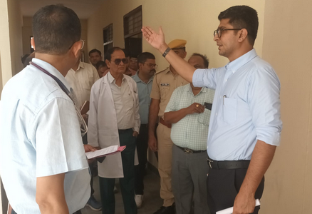 करौली: अस्पताल की नई इनडोर यूनिट के निर्माण में तेजी लाने के निर्देश, जिला कलेक्टर ने किया निरीक्षण