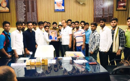 Rajasthan News: प्राचार्य कार्यालय में नहीं थी डॉ अंबेडकर की प्रतिमा, छात्रों में भेंट कर लगवाई