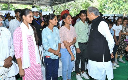 कोरोना से अपने माता-पिता को खोने वाले बच्चों से मिले CM अशोक गहलोत