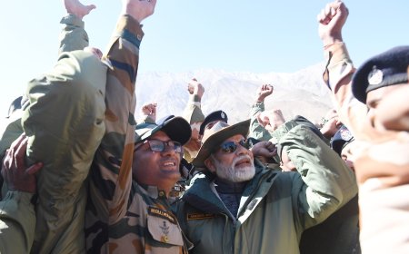 प्रधानमंत्री नरेन्द्र मोदी ने जवानों के साथ मनाया दीपावली का त्योहार