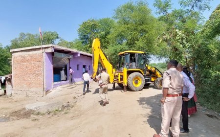 देवरान हत्याकांड के अपराधियों के अवैध निर्माण प्रशासन के निर्देश पर बुलडोजर से गिराए