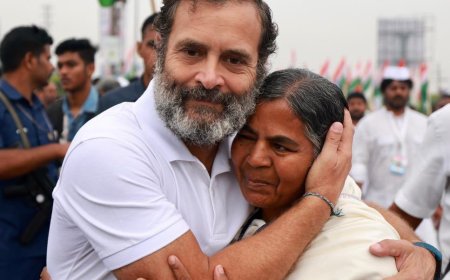 हैदराबाद से राहुल गांधी के साथ आई रोहित वेमुला की मां