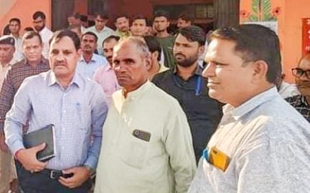 संभागीय आयुक्त ने किया सूरौठ तहसील कार्यालय का निरीक्षण, अधीनस्थों को दिए दिशा निर्देश