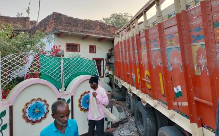 अनियंत्रित होकर ट्रक मकान में घुसा, एक महिला बच्ची सहित दो की मौत