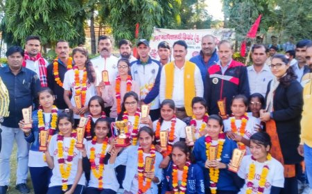 सौरभ एजुकेशन केंपस खेडा मे अंतर महाविद्यालय स्तरीय समापन कार्यक्रम में विजेता टीम के खिलाड़ियों को किया सम्मानित