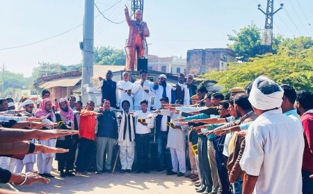 हिंडौन में प्रबुद्ध नागरिकों ने अंबेडकर प्रतिमा के समक्ष ली संविधान के शपथ