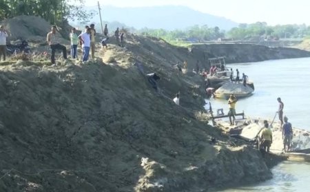 Assam News: ब्रह्मपुत्र नदी के कटाव से ग्रामीणों के घर बह गए