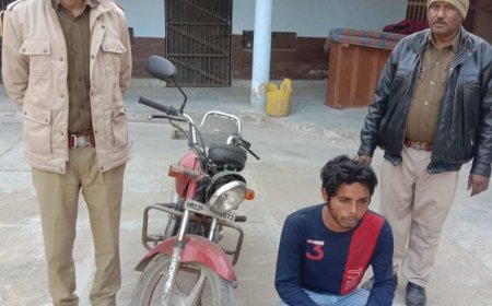चोरी की बाइक व अवैध कट्टा मय कारतूस के सहित एक आरोपी गिरफ्तार