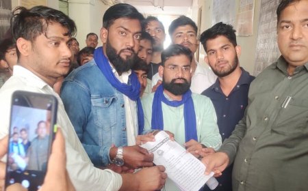 प्रिंसिपल को बर्खास्त की मांग को लेकर भीम आर्मी ने कलेक्टर के नाम SDM को सौंपा ज्ञापन