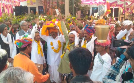 ईंटखेड़ा में भागवत कथा के शुभारंभ पर बैंड बाजों के साथ निकाली कलश यात्रा