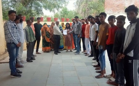 हमीरगढ़ मे ठेका प्रथा के विरोध में सफाई कर्मियों ने नगर अध्यक्ष को सौंपा ज्ञापन