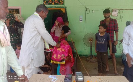 लांगरा ( गुरदह ) । राशन डीलर ने वितरित किए मुख्यमंत्री निशुल्क अन्नपूर्णा फूड पैकेट,पहले किया ध्वजारोहण