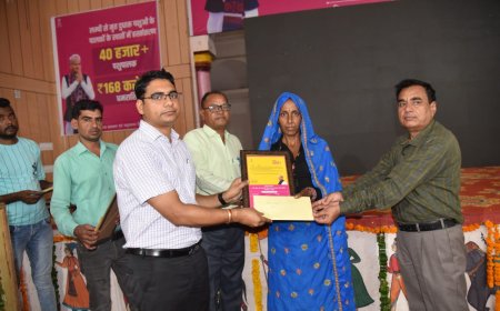 मुख्यमंत्री कामधेनु बीमा योजना का शुभारंभ, 21 लोगों को कलेक्टर ने दी पॉलिसी