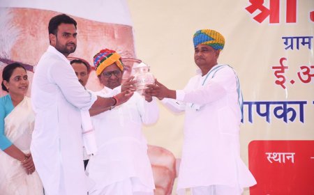 किसान नेता रामनिवास मीना और रविन्द्र मीना ने अन्ना हजारे को भेंट किया चंबल का पानी