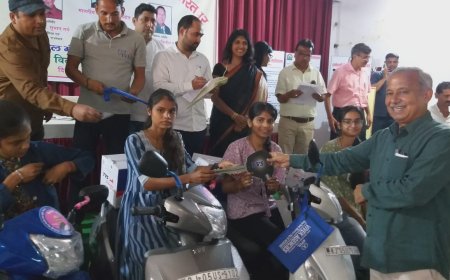 कालीबाई भील एवं देवनारायण योजना के तहत मेधावी छात्राओं को स्कूटियों का हुआ वितरण