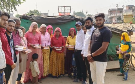 Happy Deewali: दिवाली के शुभ अवसर पर मिठाई वितरण कर मनाई खुशियां