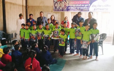 इटावा जिला मजिस्ट्रेट ने निशुल्क फुले पाठशाला में वितरित किये ऊनी वस्त्र