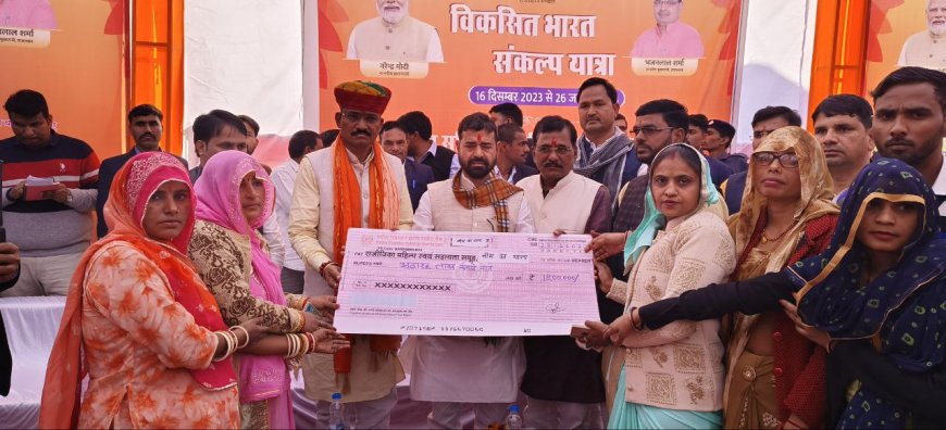 उप मुख्यमंत्री डॉ प्रेमचंद बैरवा ने किया रामकुमारपुरा, खेतड़ी में विकसित भारत संकल्प यात्रा के कैंप का किया निरीक्षण