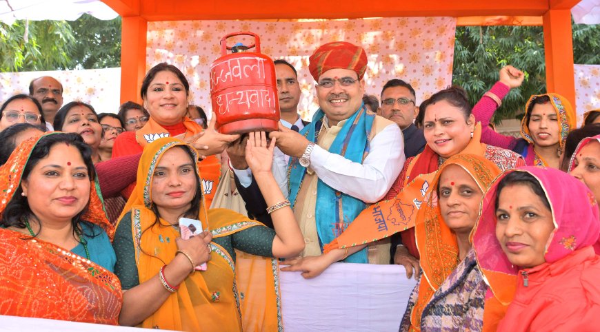 महिला लाभार्थियों ने मुख्यमंत्री का जताया आभार, प्रदेशभर से रसोई गैस सिलेंडर सब्सिडी योजना की महिला लाभार्थी पहुंची मुख्यमंत्री निवास