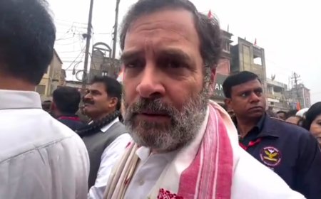 Rahul Gandhi: मंदिर जाने से रोके गए राहुल गांधी,  कांग्रेस नेता मंदिर के बाहर बैठे.. " रघुपति राघव राजाराम" का पाठ जारी