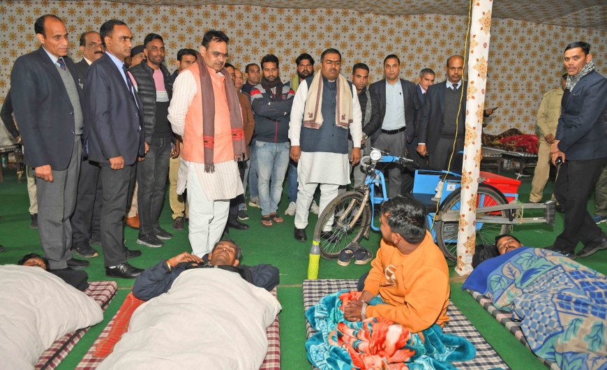 नववर्ष पर रैनबसेरों में पहुंचे मुख्यमंत्री, जाना लोगों का हाल, लिया व्यवस्थाओं का जायज़ा, निराश्रितों को बांटे कम्बल