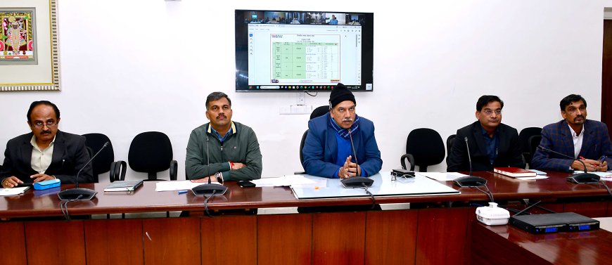 शिविरों में आमजन को जागरूक कर अधिक से अधिक लाभार्थियों को जोड़ें:  एसीएस अभय कुमार