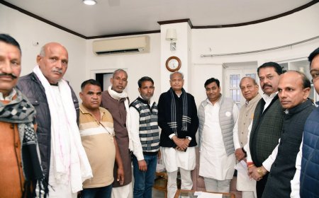 पूर्व मुख्यमंत्री अशोक गहलोत ने की मृतक सचिन शर्मा के परिजनो से मुलाकात, 50 लाख और नौकरी की मांग