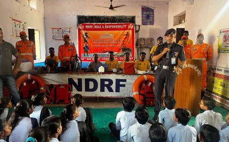 NDRF की टीम ने छात्र-छात्राओं, अध्यापक और सिविल डिफेंस के साथ आपदा में फसे हुए लोगों को बचाने के बेहतरीन तरीके बताये