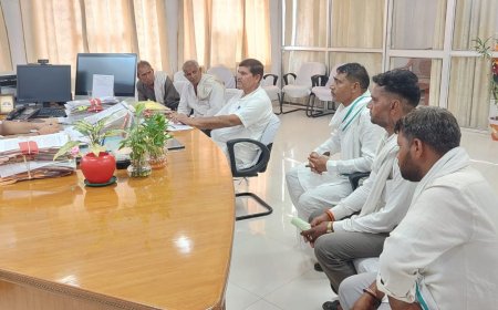 करौली न्यूज : पूर्व मंत्री रमेश मीणा के नेतृत्व में करौली कलेक्ट्रेट पर प्रदर्शन,समस्याओं को लेकर दिया ज्ञापन