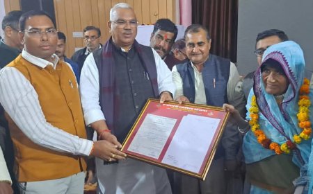 Karauli : जिला प्रभारी मंत्री ने 21 लाभार्थियों को पट्टा वितरित किया, विधायक हंसराज मीणा व दर्शन सिंह मौजूद रहे