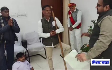 करौली । समाज कल्याण अधिकारी बबलू शर्मा का स्थानांतरण निरस्त कराने के लिए दिव्यांगजन ठंड के बीच बैठें धरने पर